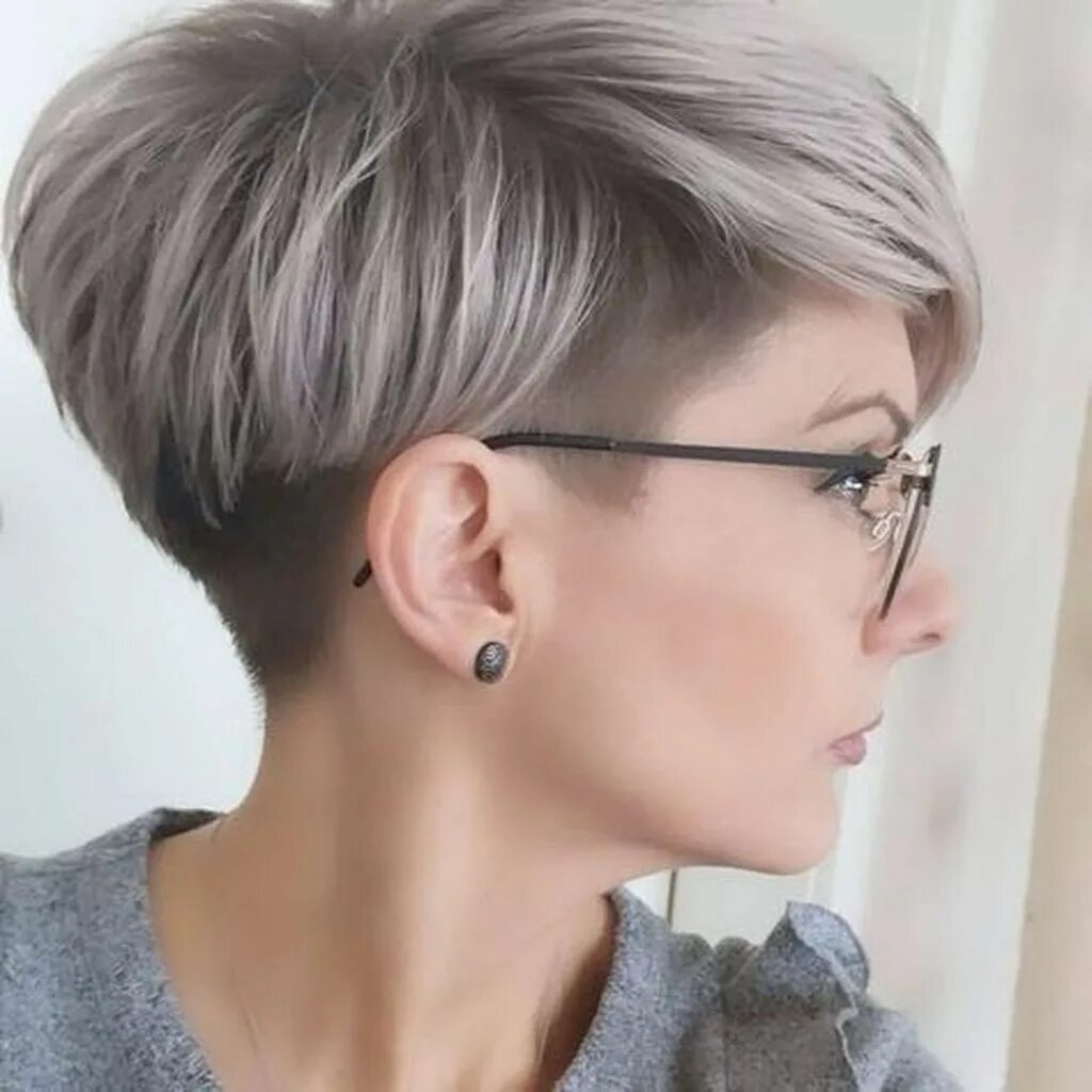 Покажи женские короткие стрижки Popular Short Pixie Haircuts For Women 30 Coupe de cheveux courte, Coiffures pix