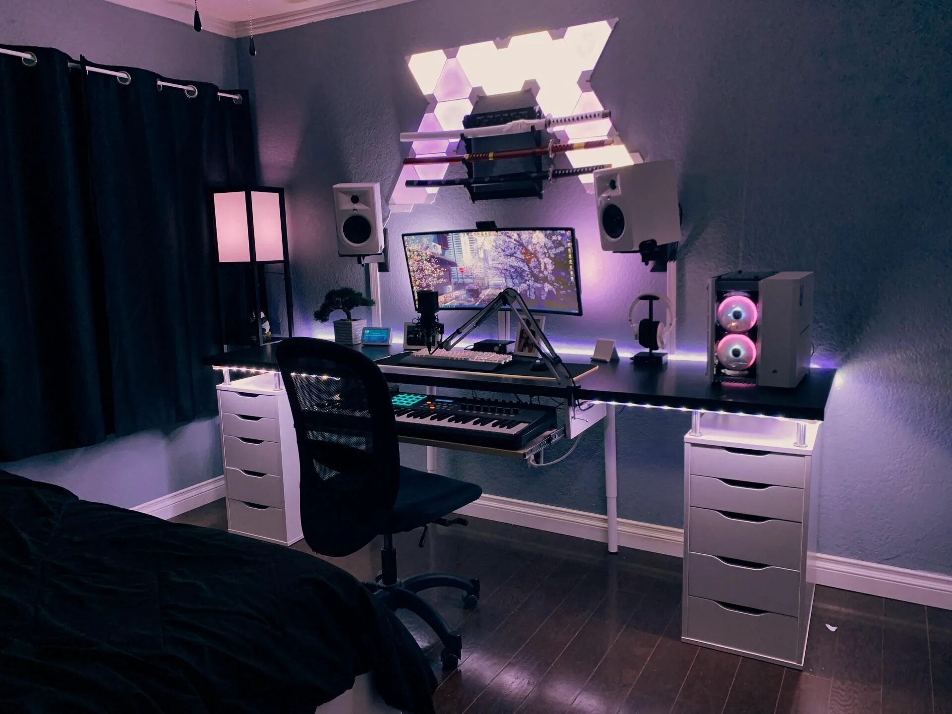 Покажите дизайн комнаты ᴴᵃᶜᵏⁱⁿᵍ ᴵⁿᵗᵒ ᴹʸ ᴴᵉᵃʳᵗ Miya Chinen x Reader Bedroom setup, Small game rooms, Gami