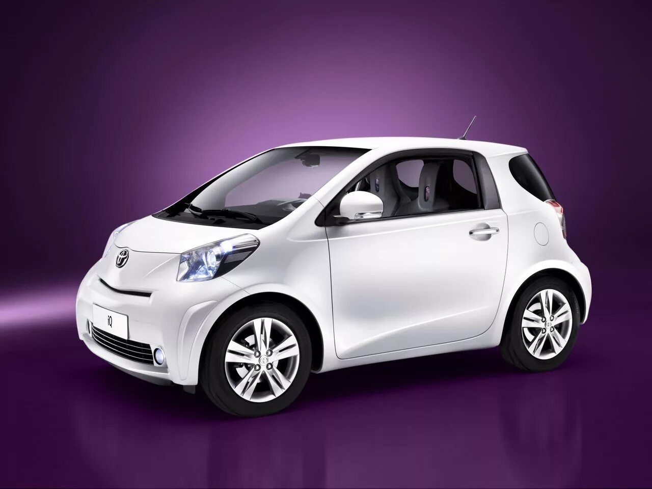 Покажите фото цены машины Сравнение Nissan Kicks и Toyota iQ по характеристикам, стоимости покупки и обслу