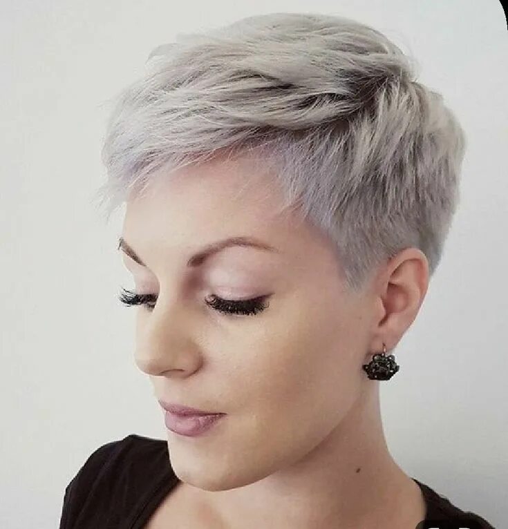 Покажите женские модные короткие стрижки Pin von Anita van Lieshout-Jansen auf Korte bob/Langere pixie Frisuren kurze gra