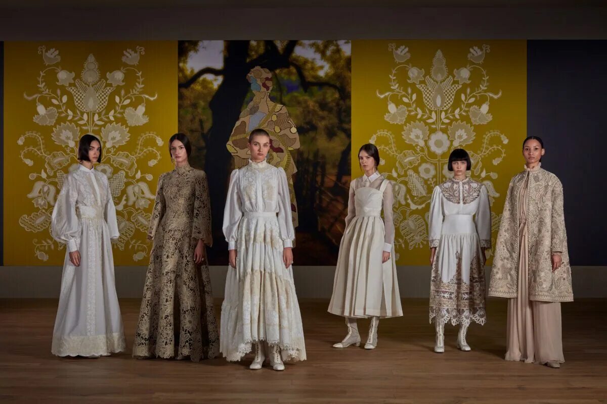 Показы европейских дизайнеров зима 2025 фото Dior представляет коллекцию Haute Couture Autumn-Winter 2022-23 - Рамблер/женски