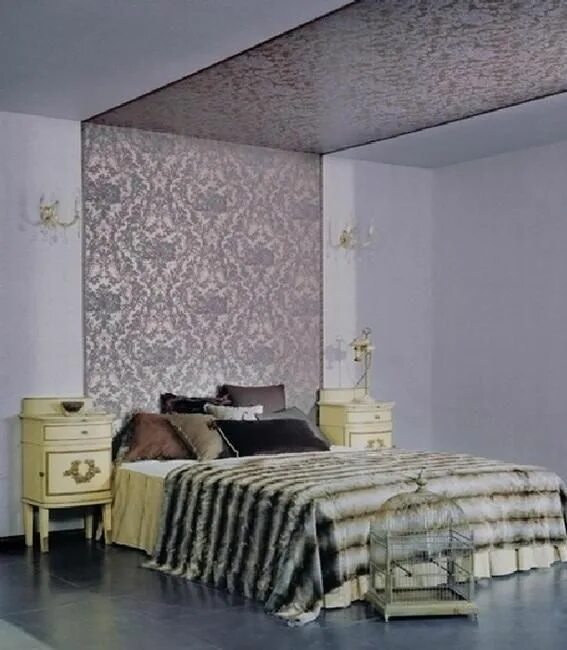 Поклейка обоев спальня фото 22 Ideas to Update Ceiling Designs with Modern Wallpaper Patterns Modern bedroom