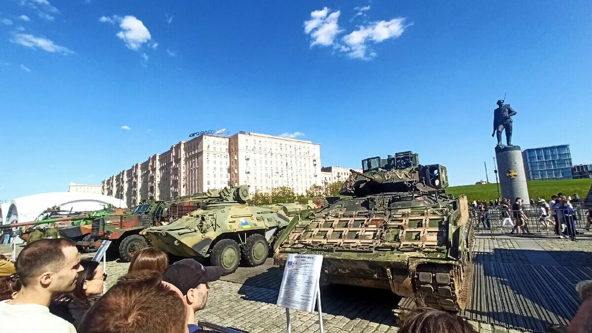 Поклонная гора фото трофейной техники Выставка трофейной техники на Поклонной горе Путевые заметки Дзен