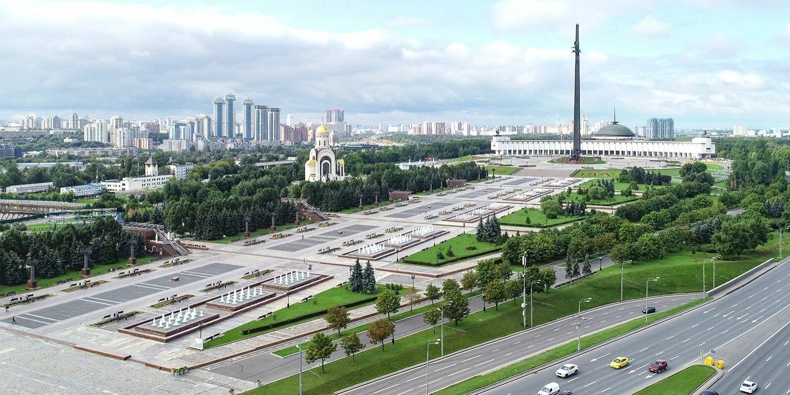 Поклонная гора москва входная площадь фото High in the clouds: the tallest monument in Moscow / News / Moscow City Web Site