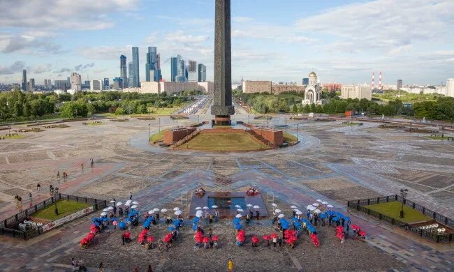 Поклонная гора москва входная площадь фото Флешмоб "Мы - Россия" состоится у стен Музея Победы