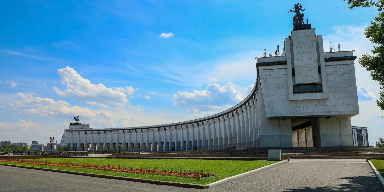 Поклонная гора в москве фото музей Дорогу к Музею Победы можно будет найти по QR-коду на городских указателях / Нов