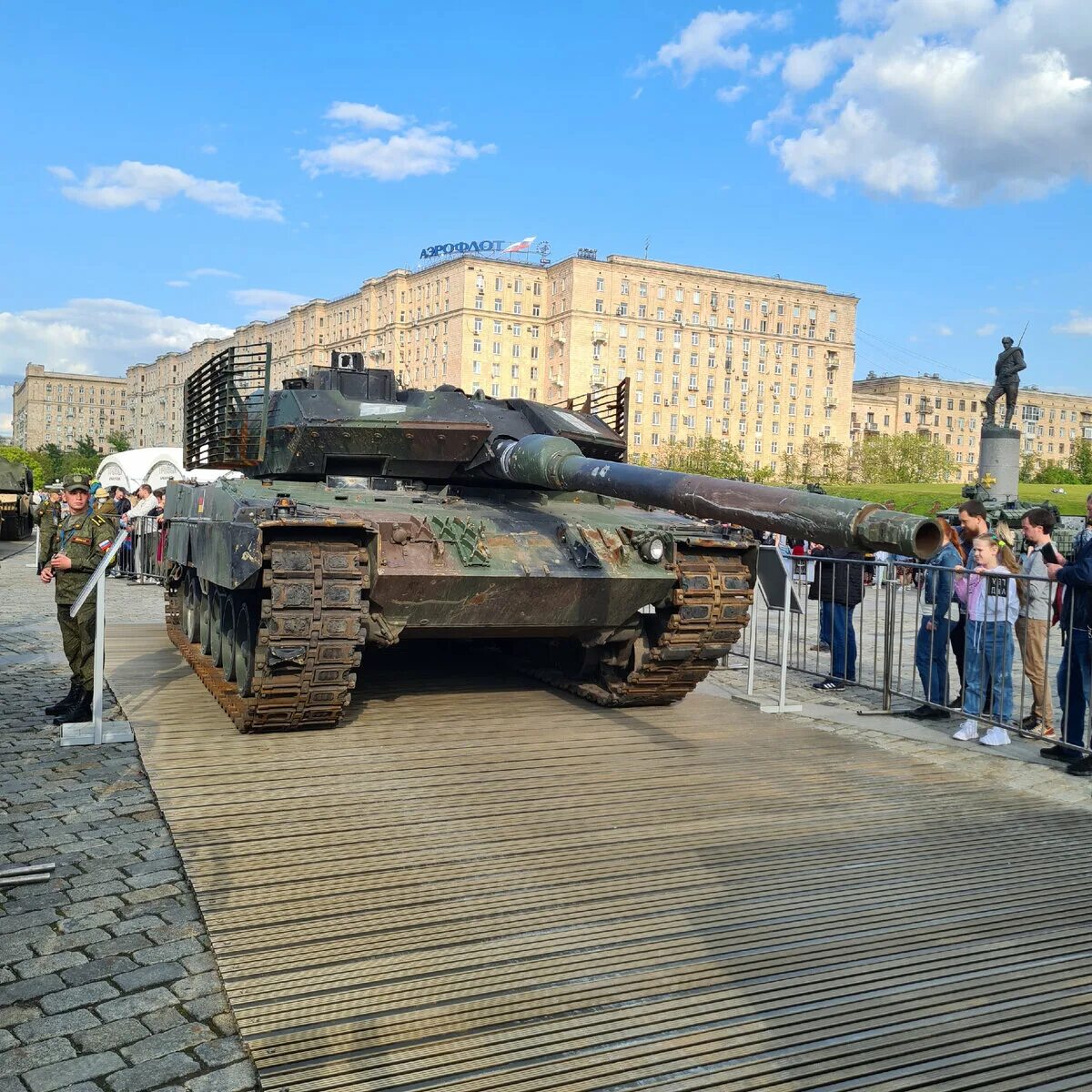 Поклонная гора военная техника фото Выставка трофейной военной техники и вооружения "Трофеи армии России" в Москве н