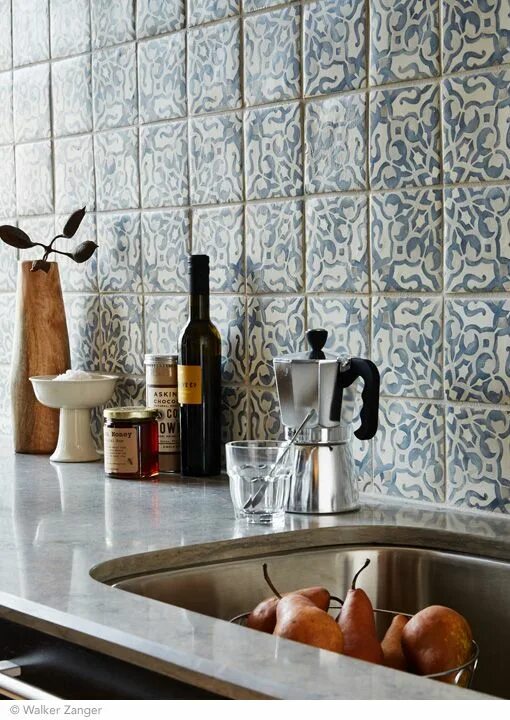 Покрашенная плитка на кухне фото Walker Zanger Blue kitchen tiles, Kitchen inspirations, Shabby chic kitchen