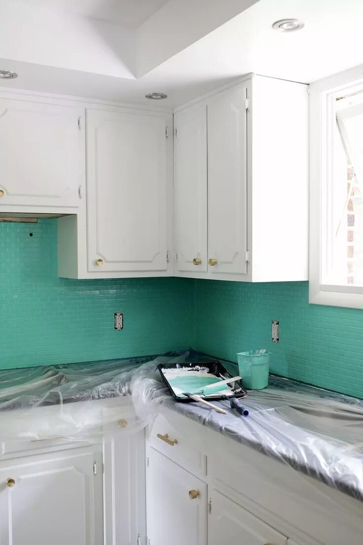 Покрашенная плитка на кухне фото How to Paint a Tile Backsplash Painting kitchen tiles, Kitchen tiles backsplash,