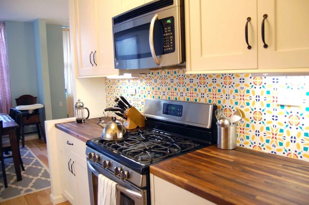 Покрашенная плитка на кухне фото Vinyl backsplash with custom design - Nic Blog Custom kitchen backsplash, Diy ki