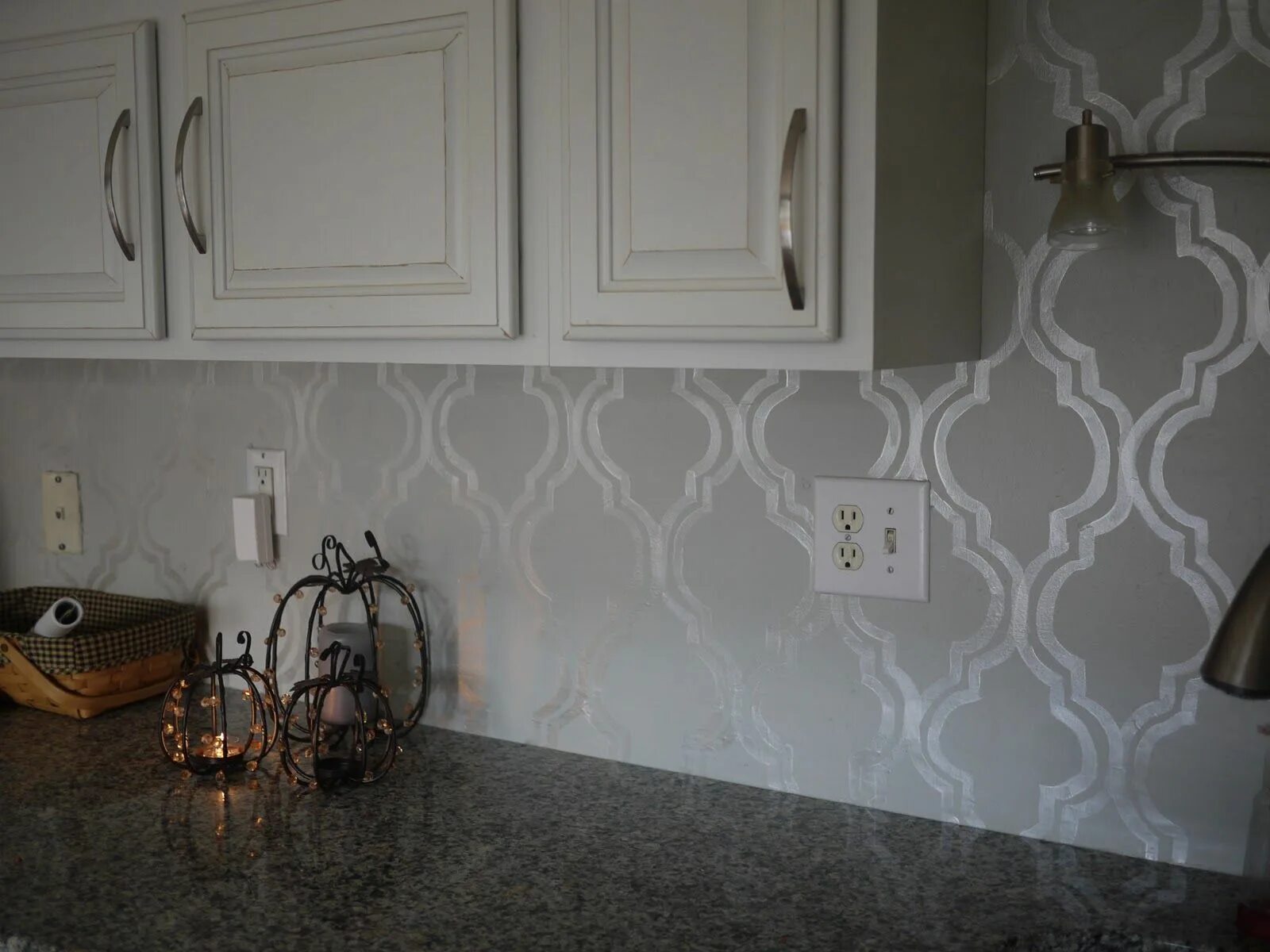 Покрашенная плитка на кухне фото Pembroke Lane: Our Pearlized Stenciled Backsplash Diy kitchen renovation, Backsp