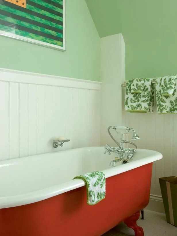 Покрашенная ванна фото Using Emerald and Aqua as Accent Colors in a Neutral Color Palette HGTV Smart Ho