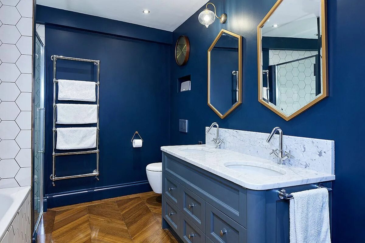 Покрашенная ванная комната фото Frames of the hexagonal mirrors add metallic glitter to this gorgeous blue and w