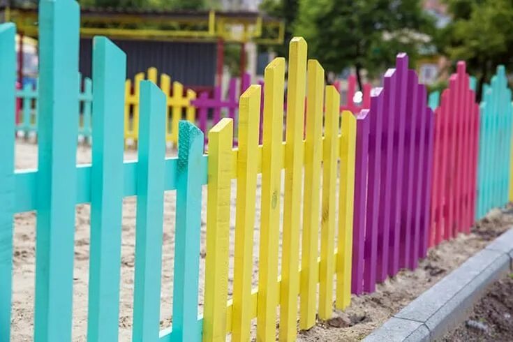 Покрашенный забор фото 12 Fantastic Garden Fence Ideas - Trees.com Garden fencing, Diy garden fence, Ga