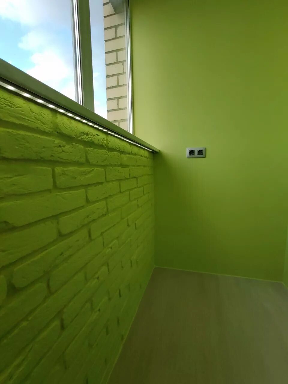 Покрасить балкон внутри фото Отделка балкона декоративным камнем - Цена в Минске