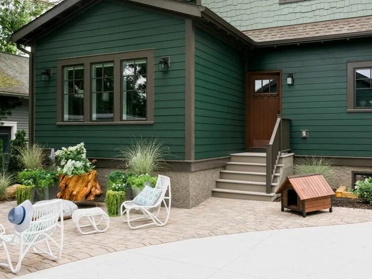 Покрасить дом на даче фото Garage + Courtyard Pictures From HGTV Urban Oasis 2016 Green house exterior, Hou
