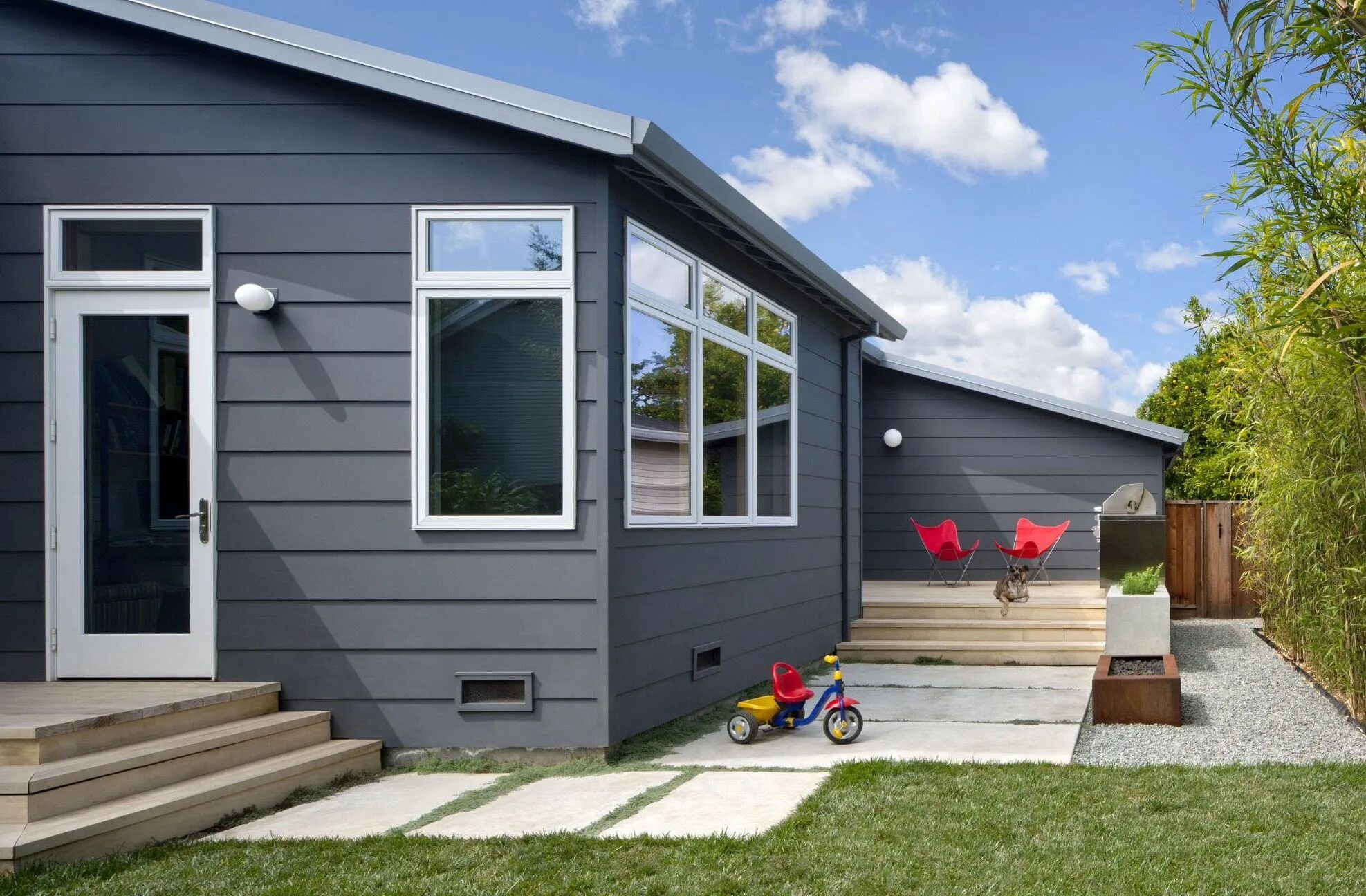 Покрасить дом на даче фото Benjamin Moore Graphite House exterior, Traditional exterior, Modern exterior