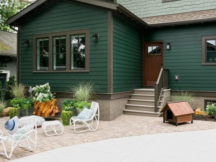 Покрасить дом варианты Garage + Courtyard Pictures From HGTV Urban Oasis 2016 Green house exterior, Hou