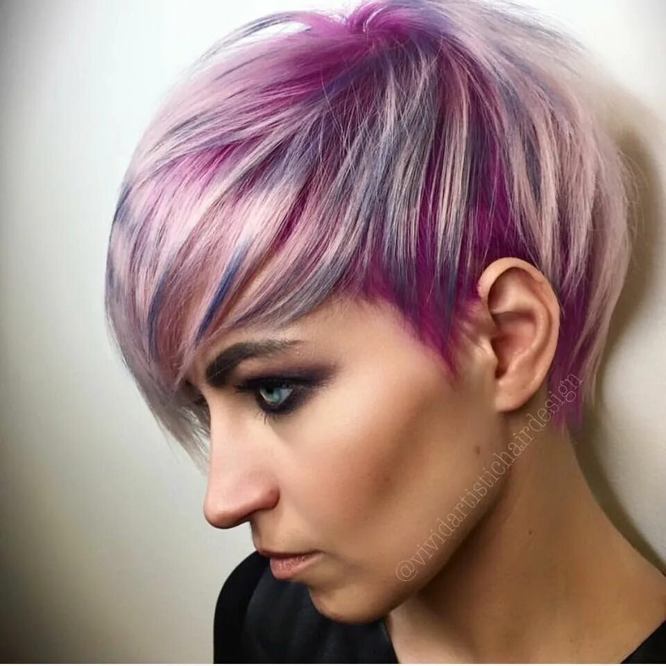 Покрасить короткие волосы фото Asymmetric cut w/ pinks purples Pixie haircut color, Short hair color, Short omb