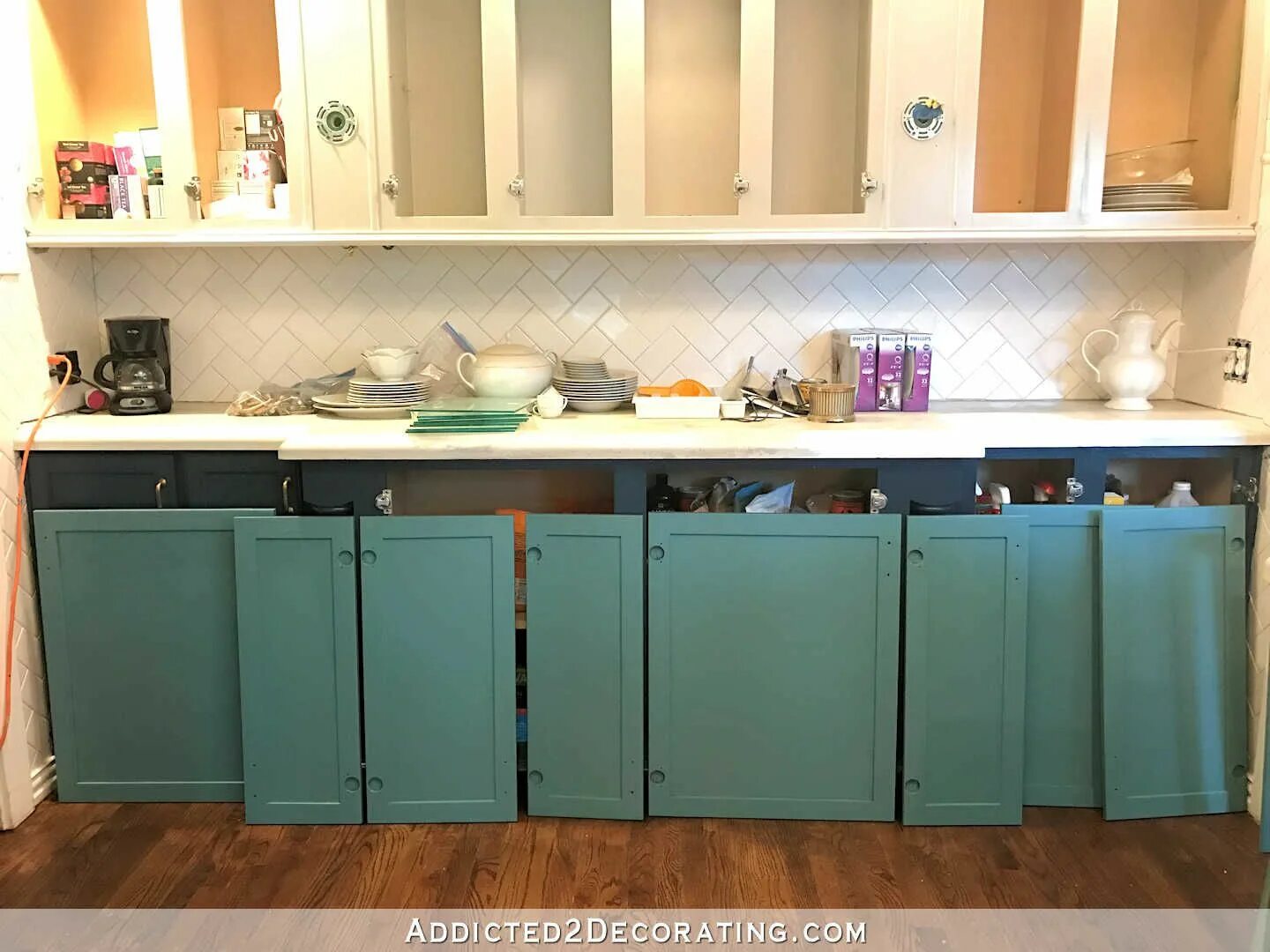 Покрасить кухонный гарнитур своими руками фото Stunning Teal Paint Color for Kitchen Cabinets