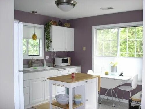 Покрасить стены на кухне дизайн фото Cute!! Crisp white cabinetry with contemporary ceiling fixture, modern amber pen