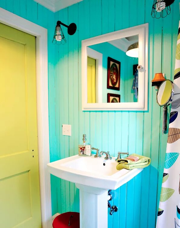 Покрасить ванную своими руками фото Bright.Bazaar: Colourful Industrial Bathroom Makeover Bright bathroom colors, Ba