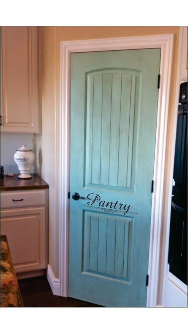 Покраска дверей фото Like that the door is different from the cabinets Pantry door, Kitchen pantry do