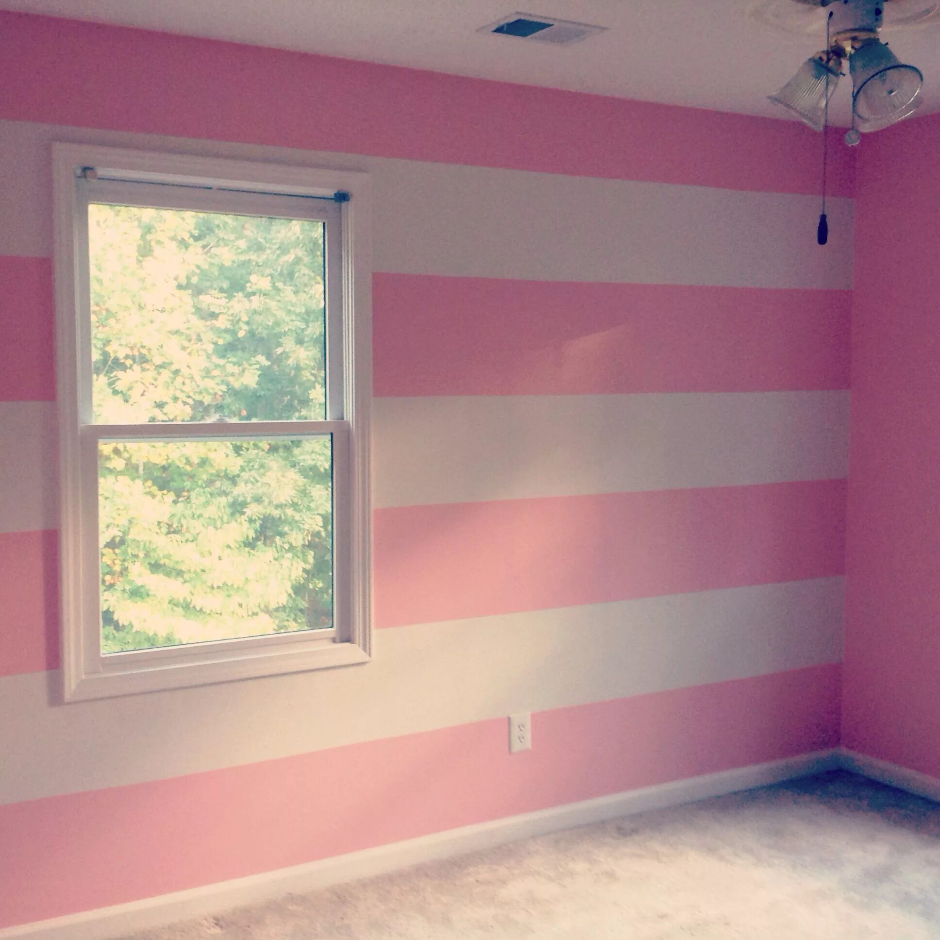 Покраска колером стены фото Pink and white horizontal wall stripes #nursery #babygirl Striped walls, Room wa