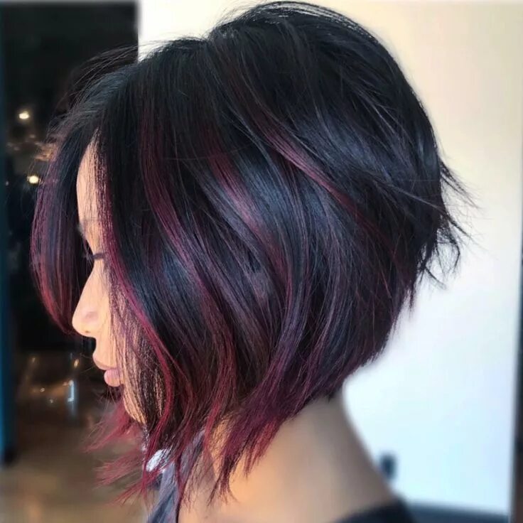 Покраска коротких темных волос фото A-Line Bob Haircut - Trendige Bob-Frisur für stilbewusste und extravagante Damen