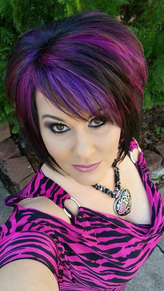 Покраска коротких волос двумя цветами фото Black highlighted purple and pink Short hair color, Purple hair, Hair highlights