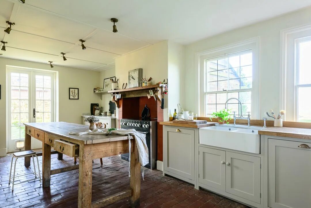 Покраска кухни своими руками в домашних условиях Photo 1 of 12 in The Lidham Hill Farm Project by deVOL by deVOL Kitchens - Dwell