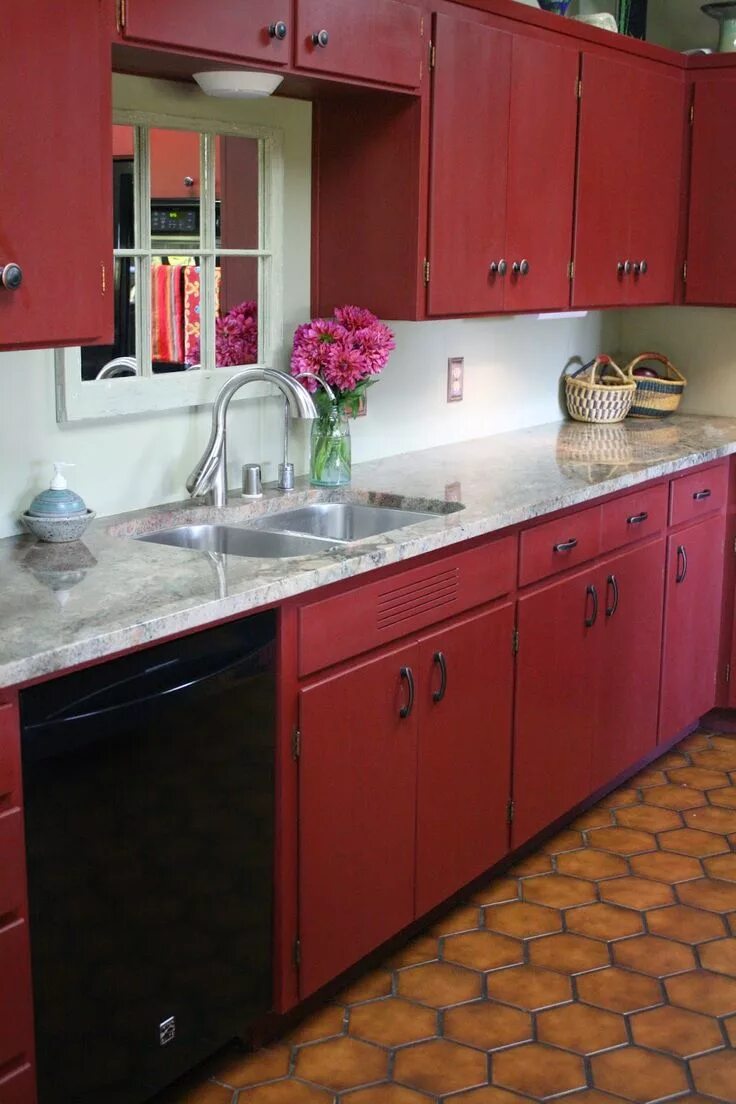 Покраска кухонного гарнитура фото Primer Red Chalk Paint ® Kitchen Cabinets Kitchen cabinets, Red kitchen cabinets