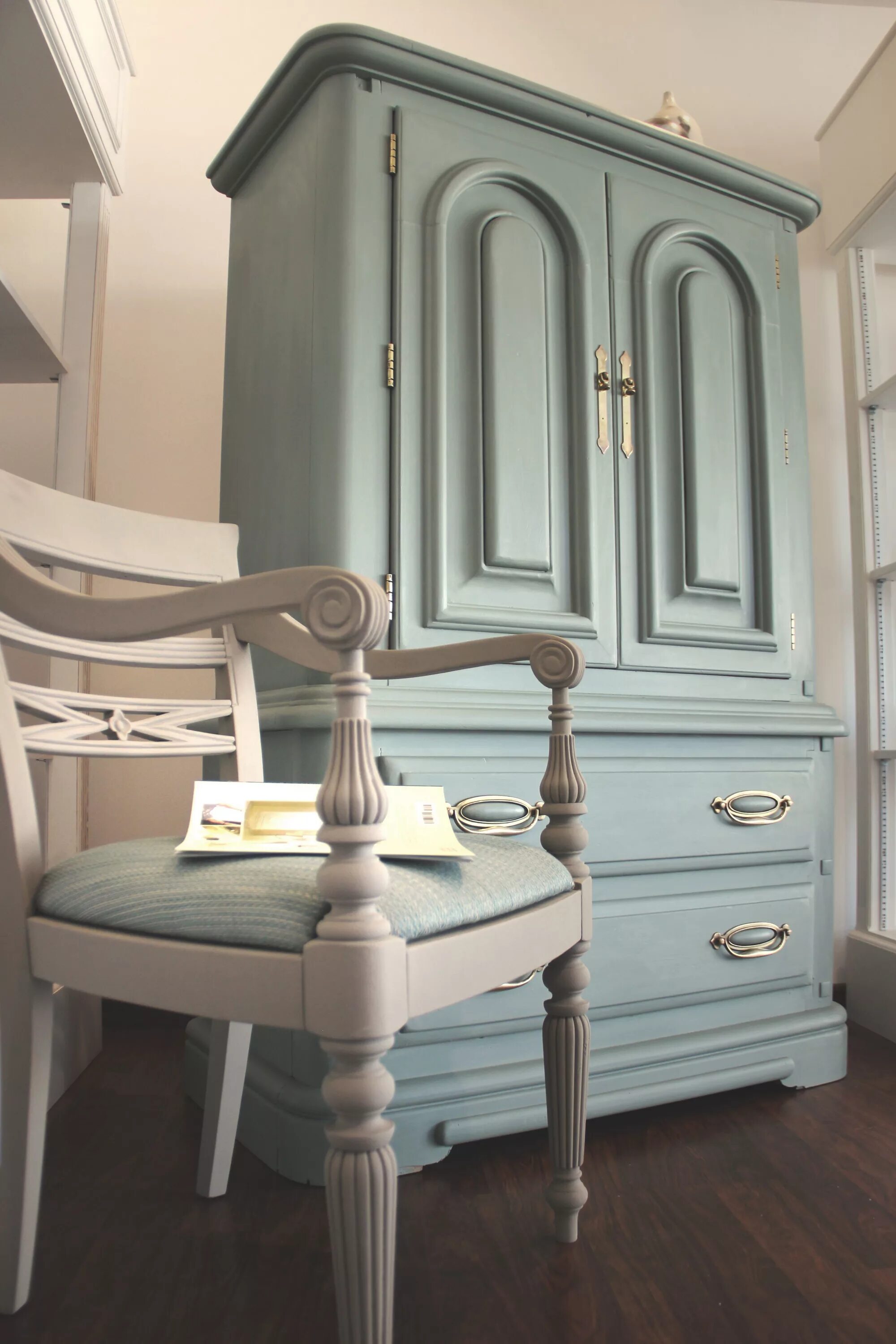 Покраска мебели фото UPCYCLED CABINET WITH ANNIE SLOAN CHALK PAINT DUCK EGG BLUE - BAHRAIN Annie sloa