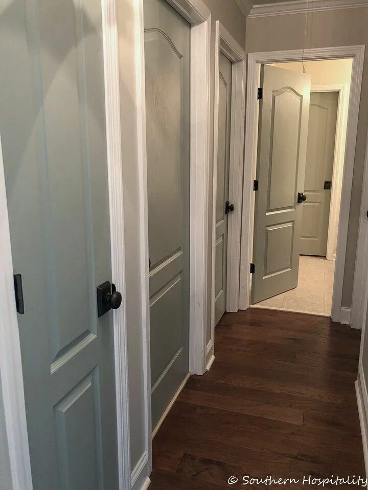 Покраска межкомнатных дверей фото Painted doors, new hinges and updated door knobs make this hallway transformatio