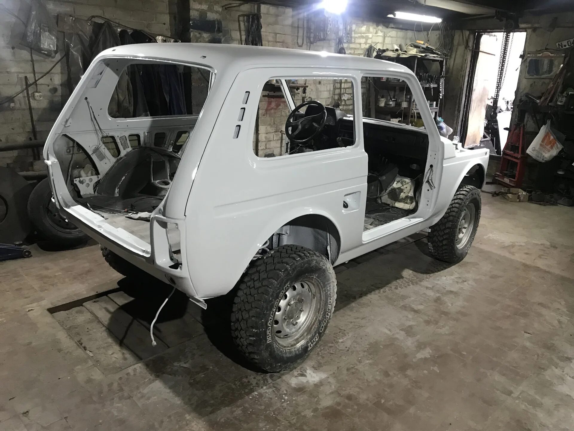 Покраска нивы тюнинг белая Полная покраска Нивы - Lada 4x4 3D, 1,7 л, 2011 года кузовной ремонт DRIVE2