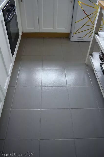 Покраска плитки фото painted tile floor six month update Painting tile, Painting tile floors, Tile fl