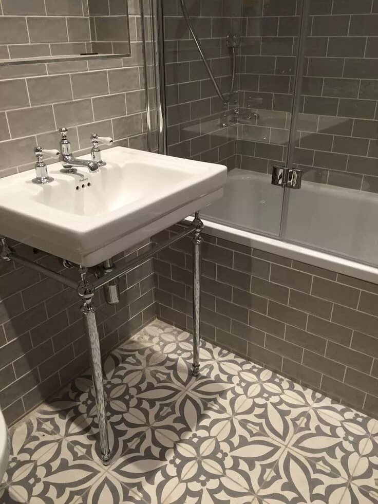 Покраска плитки в ванной комнате фото Vintage metro meets floral cement tiles in this stunning bathroom combination. #