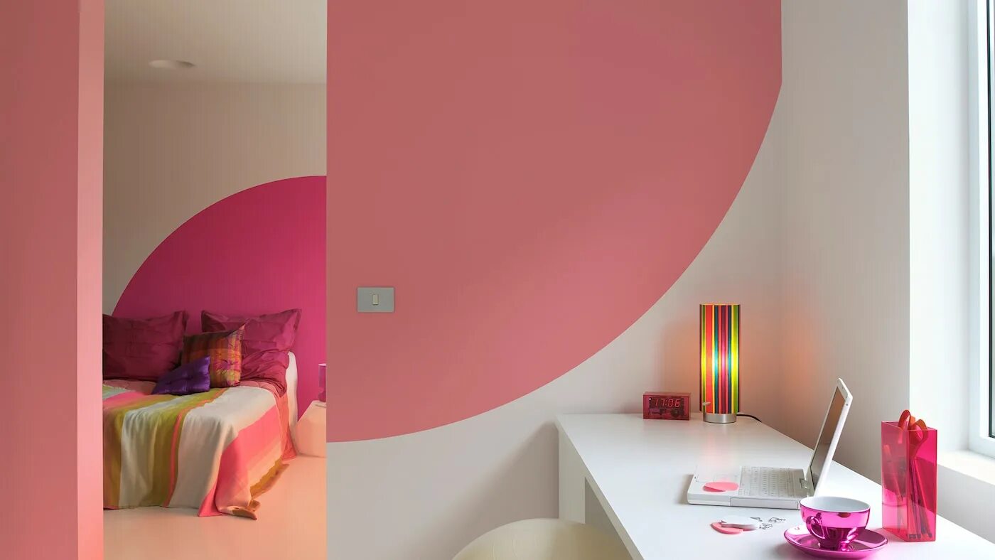 Покраска стен двумя цветами фото Energise sleek white with bubblegum pinks Dulux India