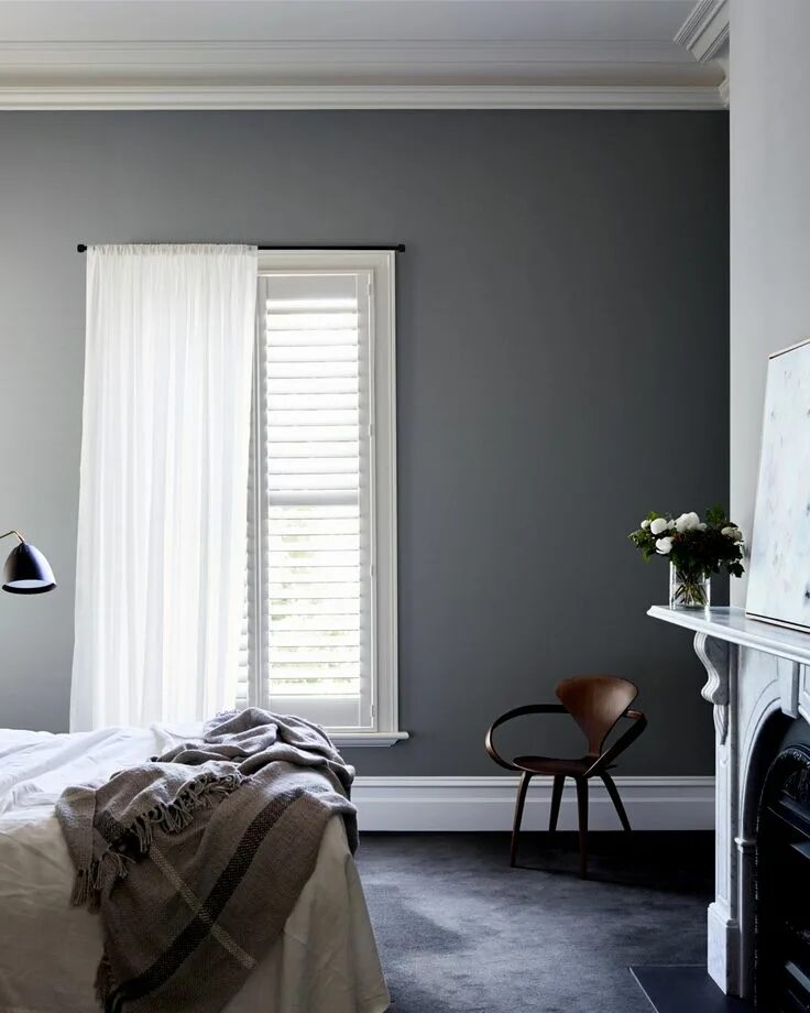 Покраска стен серый оттенок интерьер Dulux Bedroom Inspiration Popular grey paint colors, Bedroom colors, Grey featur