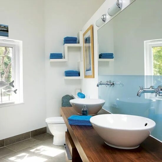 Покраска стен ванной комнате фото a sleek light blue half wall and bright blue towels for a contemporary bathroom 