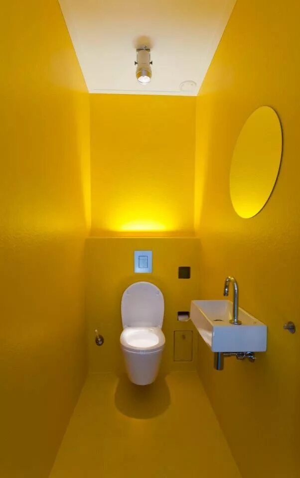 Покраска туалета в квартире фото Le jaune fait entrer la lumière dans les toilettes. http://www.m-habitat.fr/par-