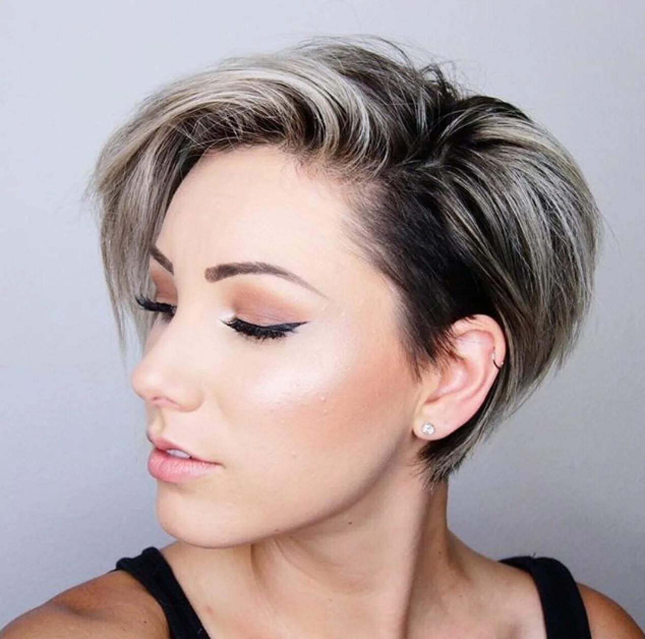 Покраска волос короткая стрижка Pin em h a i r s t y l e * Cabelo, Cabelo curto chique, Cabelo pixie loiro