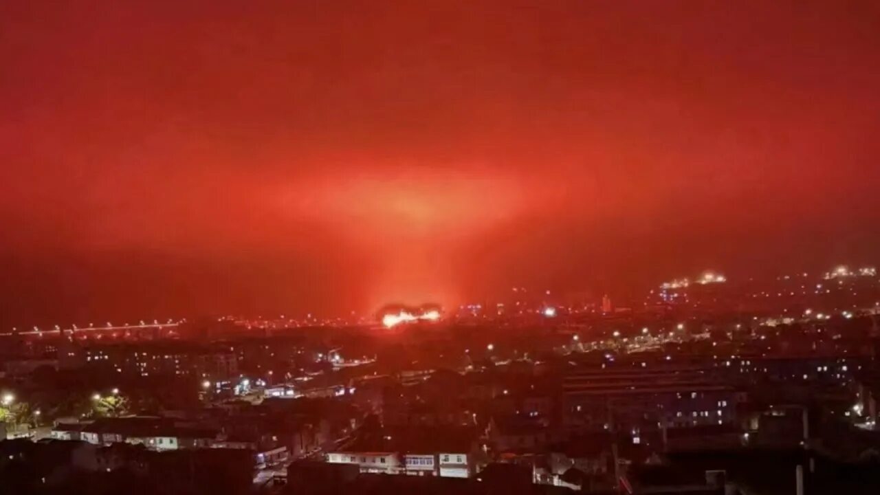 Покраснение неба фото Mysterious red sky appears again in China! Fuzhou sky turned red - YouTube