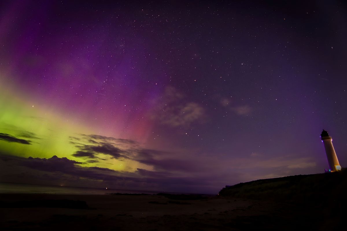 Покраснение неба фото Solar storm slams Earth, sparks stunning northern lights (photos) Space