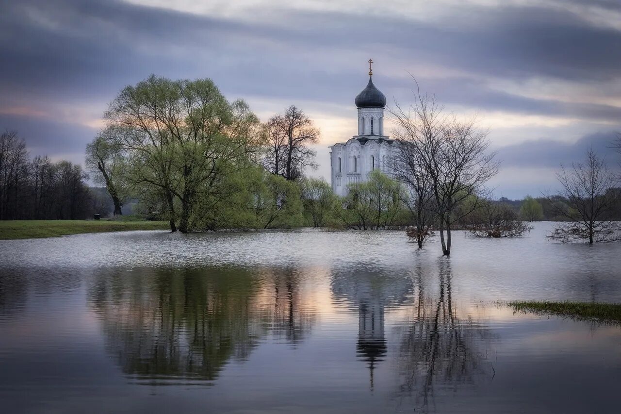 Покрова на нерли фото Вид на храм Покрова на Нерли весной во время разлива, Владимирская область Фотог