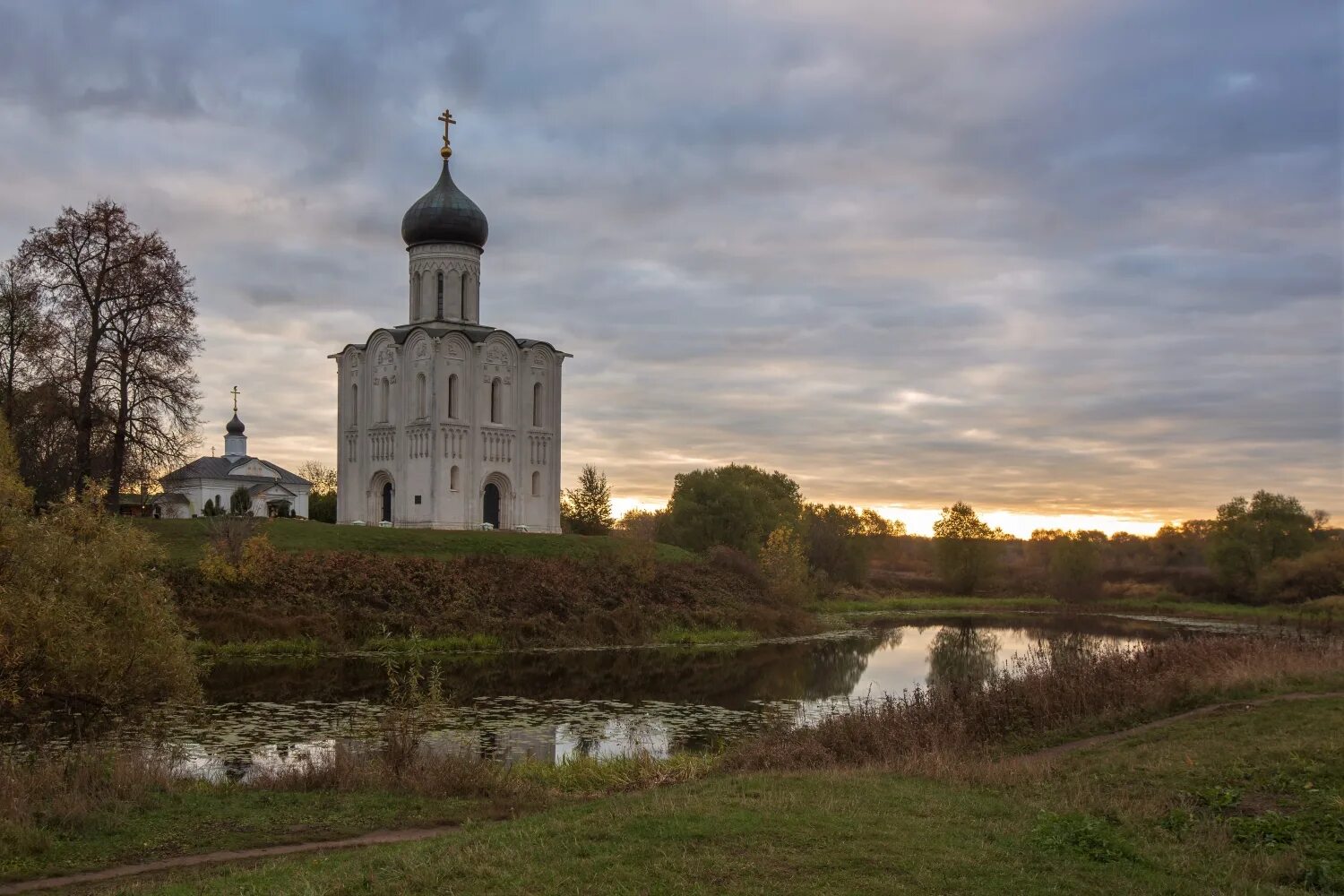 Покрова на нерли осенью фото Фото Рассвет у шедевра. - фотограф Александр Литвинов - пейзаж, архитектура, пут