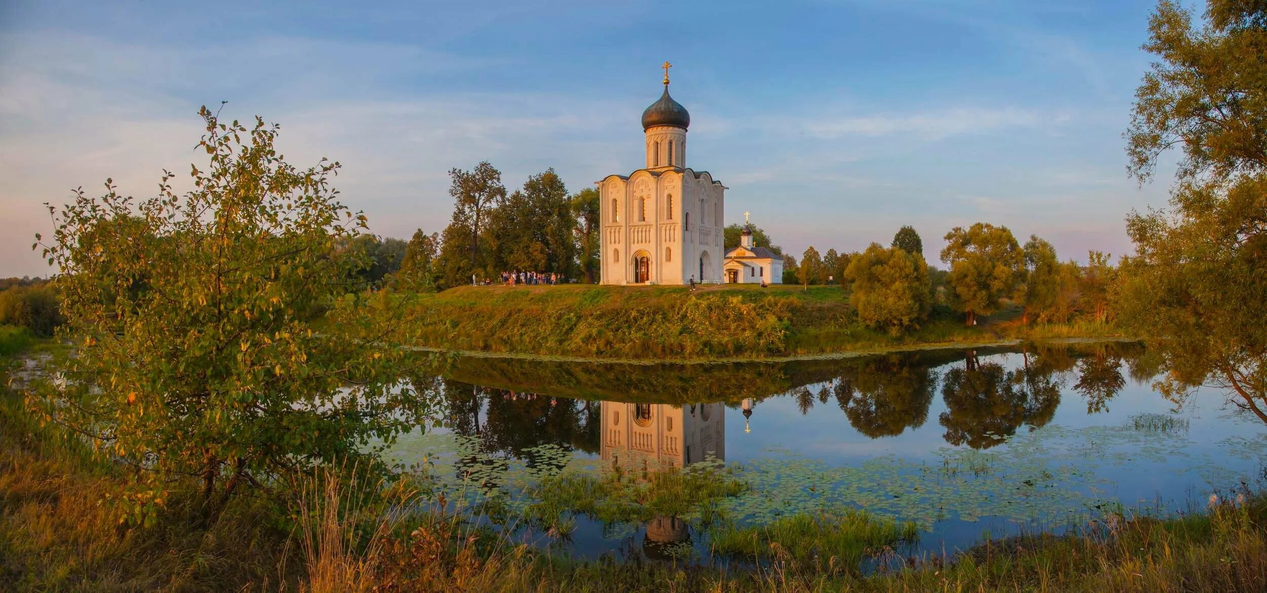 Покрова на нерли осенью фото Храм на Нерли в осеннем убранстве: Фотогалерея Архитектура храмов и соборов Фото