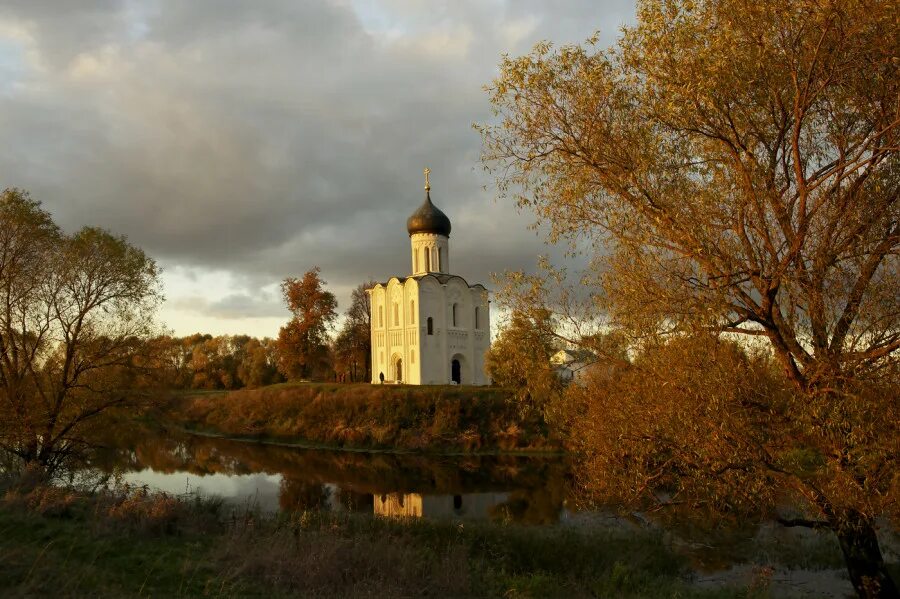 Покрова на нерли осенью фото Церковь Покрова на Нерли. Фото: Николай Суглобов: violanatans - ЖЖ