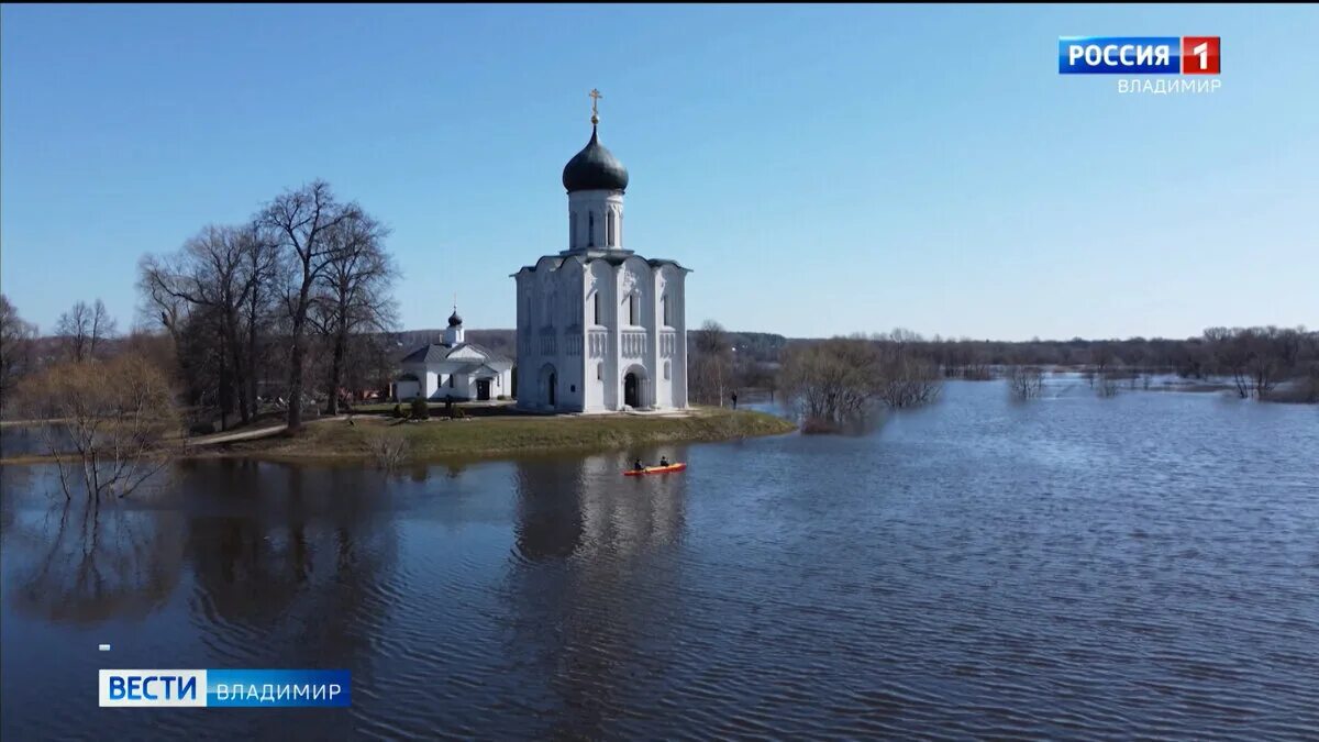 Покрова на нерли старые фото Разлив у храма Покрова на Нерли во Владимирской области вновь поражает своей кра