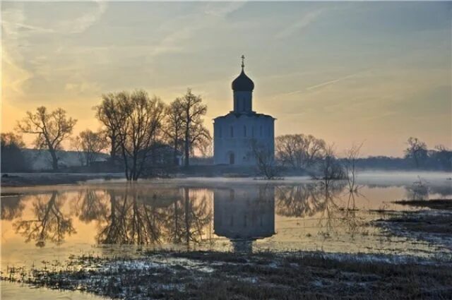 Покрова на нерли весной в разлив фото Во владимирских Палатах откроется фотовыставка о Храме Покрова на Нерли АиФ Влад